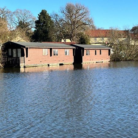 Hickling Broads Lodge Houseboat Stalham Exterior foto
