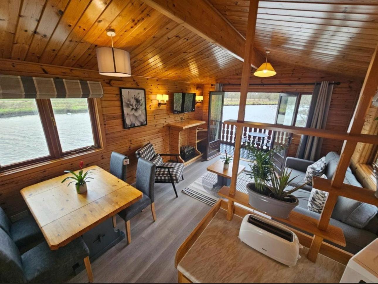 Hickling Broads Lodge Houseboat Stalham Exterior foto